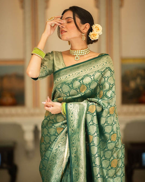 VastraLakshmi Prominent Green Soft Silk Saree With Captivating Blouse Piece